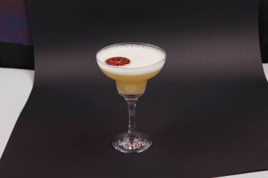 Lokantadaki masada alkol kokteyli.