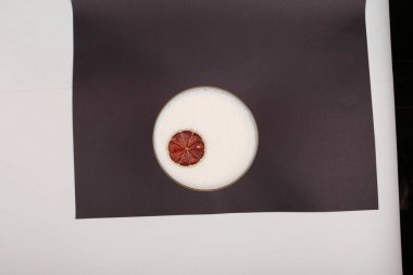 Lokantadaki masada alkol kokteyli.