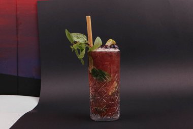 Lokantadaki masada alkol kokteyli.