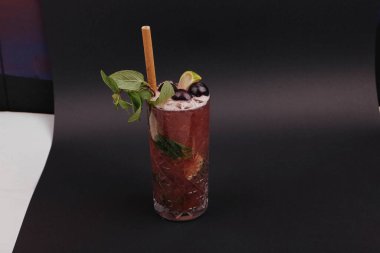 Lokantadaki masada alkol kokteyli.