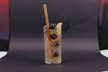 Lokantadaki masada alkol kokteyli.