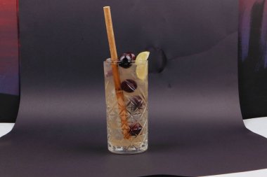 Lokantadaki masada alkol kokteyli.