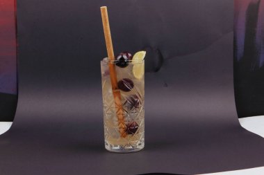 Lokantadaki masada alkol kokteyli.