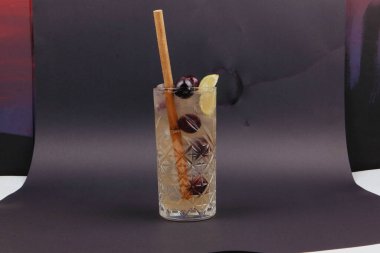 Lokantadaki masada alkol kokteyli.