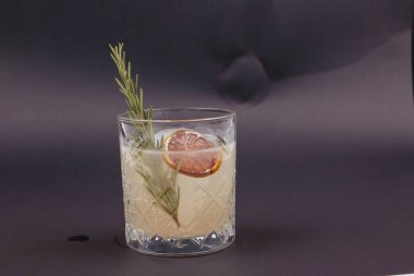 Lokantadaki masada alkol kokteyli.