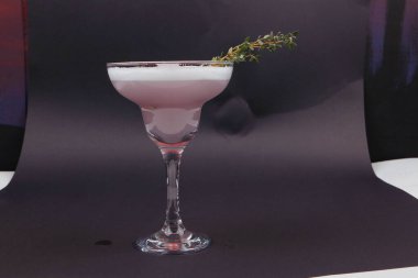 Lokantadaki masada alkol kokteyli.