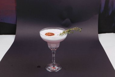 Lokantadaki masada alkol kokteyli.