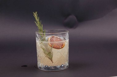 Lokantadaki masada alkol kokteyli.