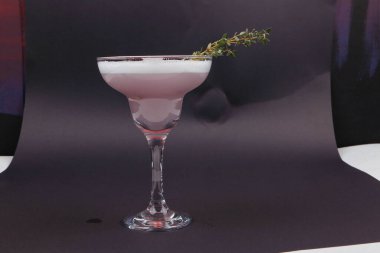 Lokantadaki masada alkol kokteyli.