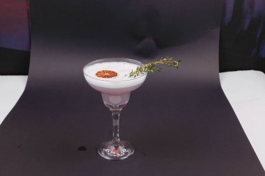 Lokantadaki masada alkol kokteyli.