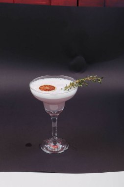 Lokantadaki masada alkol kokteyli.
