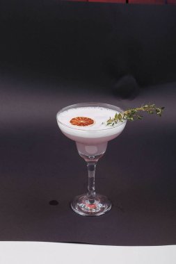 Lokantadaki masada alkol kokteyli.
