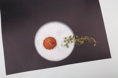 Lokantadaki masada alkol kokteyli.