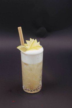 Lokantadaki masada alkol kokteyli.