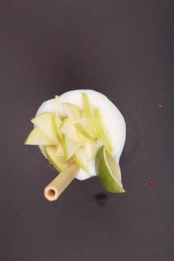 Lokantadaki masada alkol kokteyli.