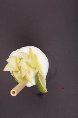 Lokantadaki masada alkol kokteyli.