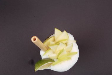 Lokantadaki masada alkol kokteyli.