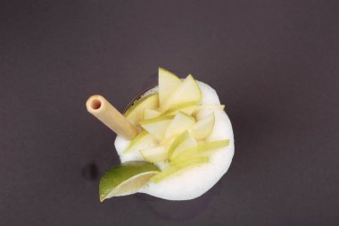 Lokantadaki masada alkol kokteyli.