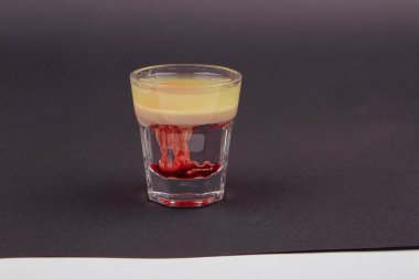 Lokantadaki masada alkol kokteyli.