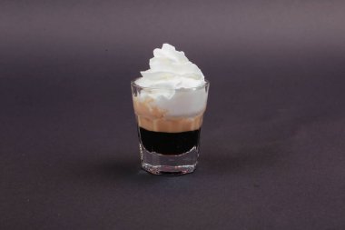 Lokantadaki masada alkol kokteyli.