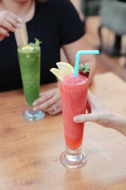 Lokantadaki masada alkol kokteyli.
