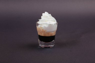 Lokantadaki masada alkol kokteyli.