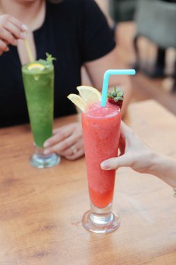 Lokantadaki masada alkol kokteyli.