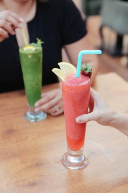 Lokantadaki masada alkol kokteyli.