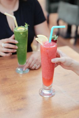 Lokantadaki masada alkol kokteyli.