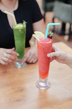 Lokantadaki masada alkol kokteyli.