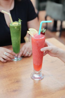 Lokantadaki masada alkol kokteyli.