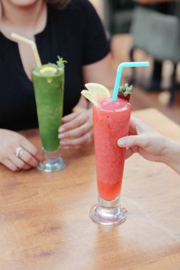 Lokantadaki masada alkol kokteyli.