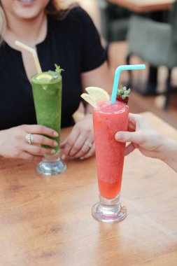 Lokantadaki masada alkol kokteyli.