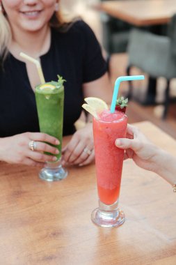 Lokantadaki masada alkol kokteyli.