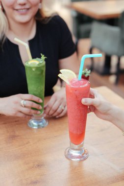 Lokantadaki masada alkol kokteyli.