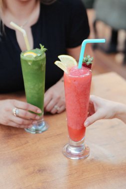 Lokantadaki masada alkol kokteyli.