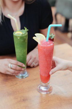 Lokantadaki masada alkol kokteyli.