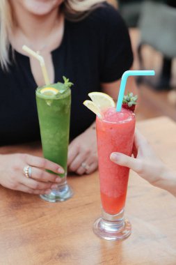 Lokantadaki masada alkol kokteyli.