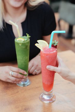 Lokantadaki masada alkol kokteyli.