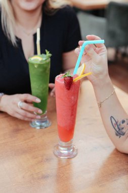 Lokantadaki masada alkol kokteyli.