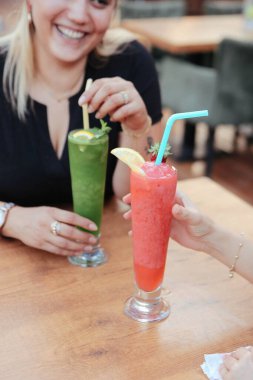 Lokantadaki masada alkol kokteyli.