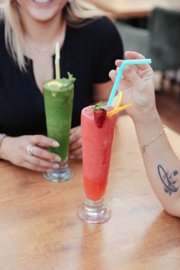 Lokantadaki masada alkol kokteyli.