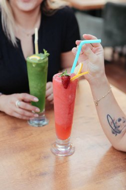 Lokantadaki masada alkol kokteyli.