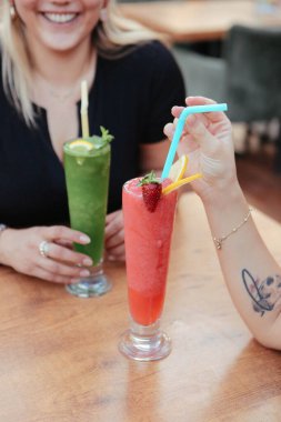 Lokantadaki masada alkol kokteyli.