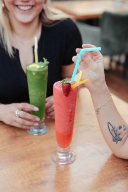 Lokantadaki masada alkol kokteyli.