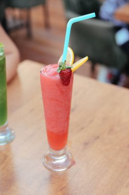 Lokantadaki masada alkol kokteyli.