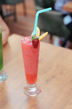 Lokantadaki masada alkol kokteyli.