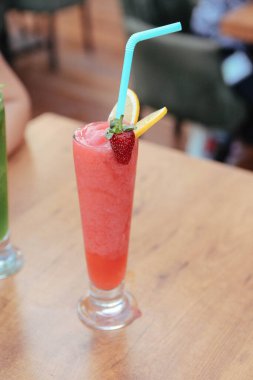 Lokantadaki masada alkol kokteyli.