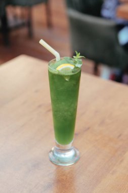 Lokantadaki masada alkol kokteyli.