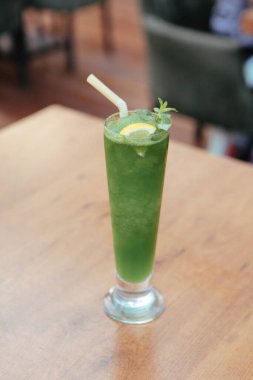 Lokantadaki masada alkol kokteyli.